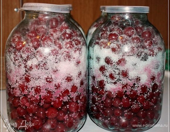 И засыпали в банки с ягодками. Есть мнение, что надо сахар оставить сверху. Он типа сам растворится и осядет. Но! Я пошел другим путем. Взял и перетряхнул, чтобы сахар перемешался с ягодками.