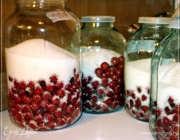 В «пополамовку» сахару поменьше надо насыпать. Тут сладость излишняя ни к чему.
Баночки эти, с ягодками сахаром засыпанные оставляем в покое … тоже не две недели.