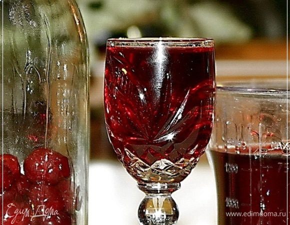 А через две недели. Вынули мы из подвала банки, в которые насыпали сахар.
Я их, кстати, раз в два – три дня ходил, перетряхивал. Без фанатизма, но тщательно. Оно, может, и не надо было. Но что сделано – то уже прошло.
И через ситечко слили этот сироп. 
Вот он какой. Тоже попробовали. Сладкий, собака. Но привкус алкоголя тоже чувствуется. Сахар вытянул из вишни водочные соки.
