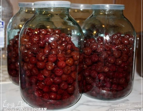 Смешиваем то, что было слито в прошлый раз и что получилось в этот. 
Пробуем. На вкус сладко. На мой взгляд – даже чересчур. Хотя дамы сказали – крепко!!!
НО!!! Я бы так не сказал.
Поэтому решил я сделать так. Пополамовку признал готовой к употреблению и отставил в сторону, а с «дамской» заканчиваем рецепт по указаниям.
Так что - заливаем ягоды водой.
Внимание!
Не надо брать никакой, упаси Создатель, кипяченной воды. Нужно взять, лучше всего, колодезную, свеженькую. Повкусней.
Вот так заливаем. И время от времени не забывайте банки переворачивать. Пока они будут стоять в погребе, еще две недели.
