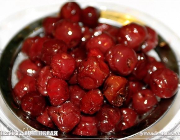 Вишню, которая…, видите после сладкой жизни, вишня опять потемнела. На вкус … приобрела такой концентрировано яркий … сладко алкогольный оттенок. 
Так вот ... «Пьяная вишня». Попробовали. Оно конечно, можно использовать ее для, допустим съедания (даже без хлеба), как поступили бы мы в годы незабвенной юности, или какой торт, например, испечь. Или конфеты, например, сделать. Но!!! Не советую. В общем – мне не понравилось. А … хозяин – барин. Может, кому оно и в самый раз будет.
