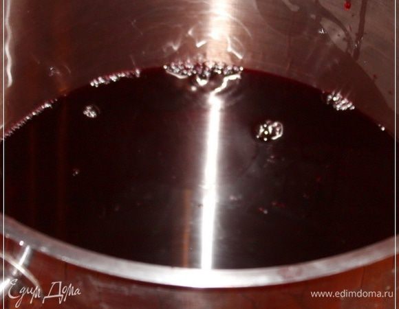 И вот оно – заключительное действо.
Достаем баночки, в которую мы доливали воду. Постояли они две недели, как сказано было, с периодическим встряхиванием
Сливаем, процеживая. А потом смешиваем с тем, что накопилось «в закромах». Из «дамского», конечно, запаса. Более подходящей посуды, чем эта кастрюля не нашлось. Смешивать то надо весь продукт, для чистоты, так сказать, соблюдения технологии.