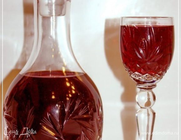 Разливаем в графинчики, потом уже в рюмочки… (это «пополамовка»).