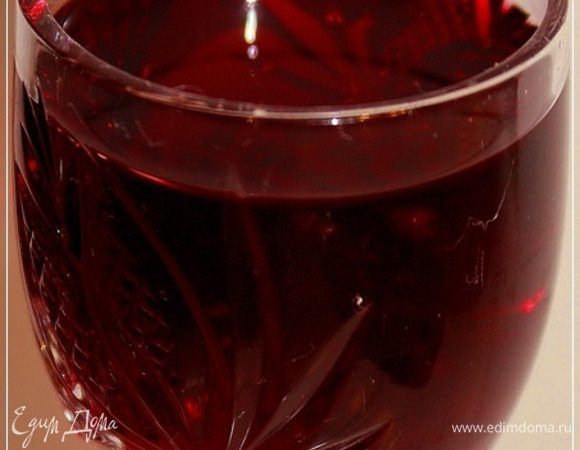 Дамская. Тут картина другая. Вкус … хоть и присутствует кислинка, но с большим уклоном в сладость. То есть просто сильно насыщенный вкус хорошо созревшей вишни. Даже немного перезревшей. А крепость … всё-таки примерно около десяти градусов. Плюс-минус два. Не больше. И пьётся очень легко. НО!!! 
Что «но»? Об этом потом.
