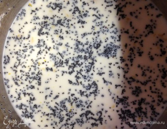 А пока приготовим маковый крем.
Молоко 3 минуты кипятим с маком, ванилином и цедрой. Добавим распущенный на водяной бане желатин и сгущенное молоко. Поставим остужаться и "схватываться".