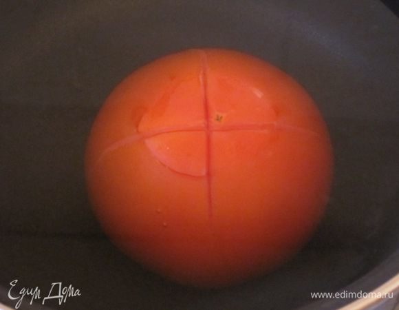 Помидор надрезать крестом, залить кипятком.