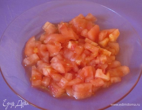 Охладить под холодной водой, очистить от кожуры и нарезать кубиками.