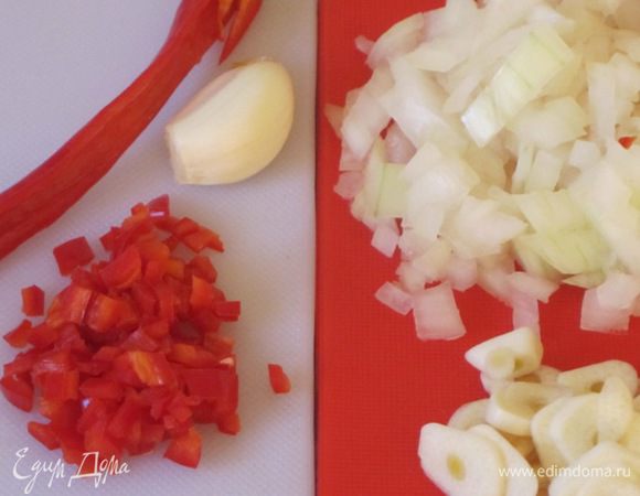 Перец чили очистить от семян и нарезать маленькими кубиками. Лук очистить  и мелко нарезать.  2 зубчика чеснока нарезать тонкими пластинами.