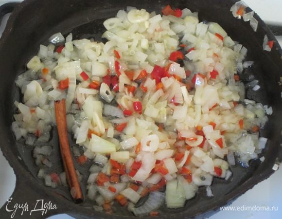 Затем огонь увеличить и влить 1 столовую ложку винного уксуса.