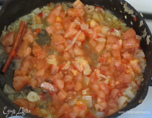 Снова уменьшить огонь, положить нарезанные помидоры и томить под крышкой 30 минут, периодически помешивая. Затем вынуть палочку корицы.