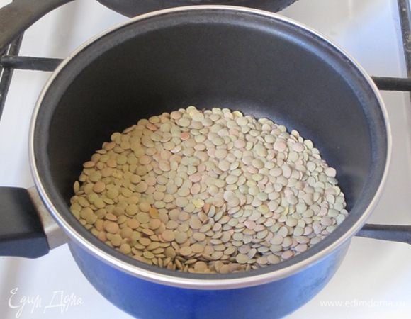 Чечевицу выложить в кастрюлю.