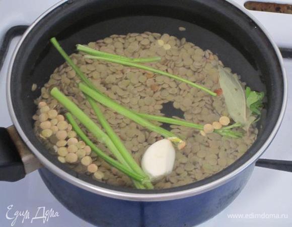 Залить 1 литром воды, добавить очищенный зубчик чеснока, лавровый лист и стебли петрушки без листочков.