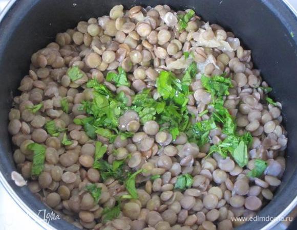 Довести до кипения и варить слабом огне 20 минут. Затем воду слить, вынуть стебли петрушки, чеснок и лавровый лист. Чеснок размять вилкой и вернуть в кастрюлю, добавить 2 столовые ложки оливкового масла и 1 столовую ложку уксуса. Положить мелко нарезанную зелень петрушки, посолить и перемешать.