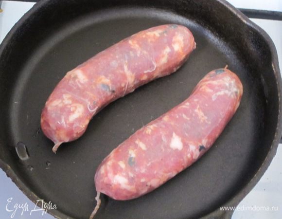 Любые свиные колбаски, у меня были купаты, смазать маслом, уложить на сковороду и запекать 25 минут при 200 .