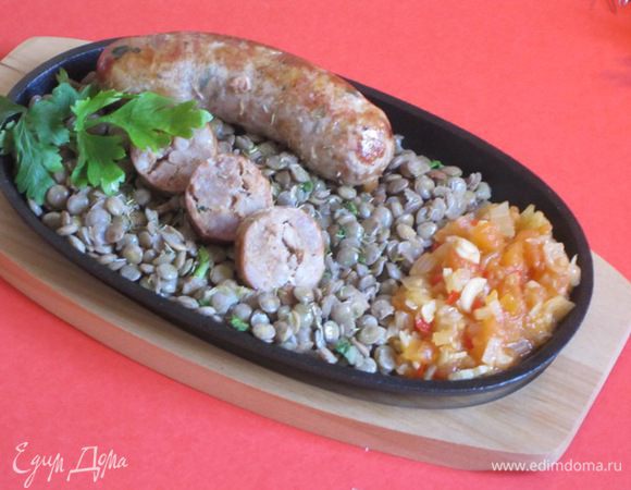 Разложить купаты и чечевицу по тарелкам, полить приготовленным томатным соусом и посыпать сушеным тимьяном. Соус можно подать отдельно.