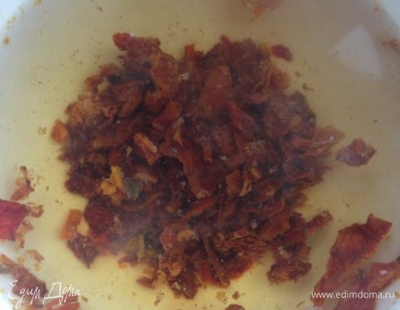 Для начала зальем вяленые томаты (если у вас без масла) кипятком минут на 15. 