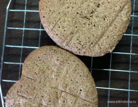 Достаем бисквит и остужаем его на решетке. Разрезаем вдоль пополам.