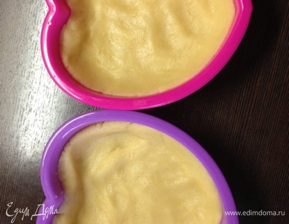 Тем временем песочное тесто выкладываем в ту же форму, что и бисквит, делая совсем невысокие бортики для начинки и наколов тесто вилкой в нескольких местах, чтобы не вздулось при выпечке.
Выпекаем  15 минут при той же температуре.