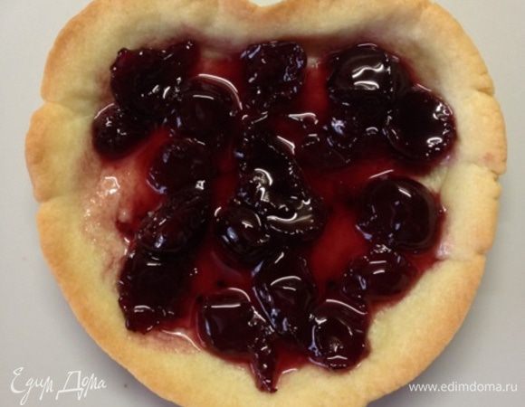 Теперь сборка пирожных!
Песочную основу заполняем густым вареньем или конфитюром. 