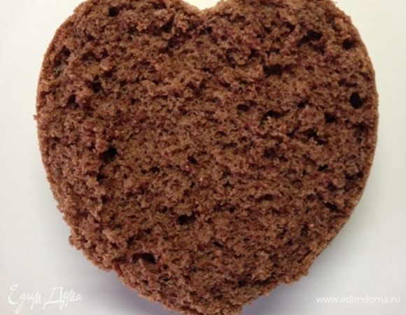 Сверху кладем половину бисквита. Бисквит пропитываем смесью коньяка и воды (1:1), можно взять другую пропитку, особенно, если будут кушать дети.