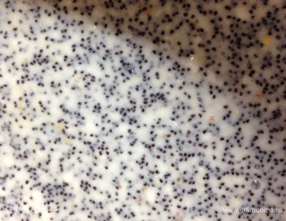 Проверяем готовность крема. Он должен немного схватится, быть густым, чтобы не стекать при нанесении, но не плотным, не застывшим. Если крем застыл больше, чем нужно, то его можно пару секунд подогреть в микроволновке или просто на плите.