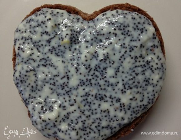 Наносим половину крема на бисквит. Затем накрываем вторым бисквитом, пропитываем его и снова наносим оставшийся крем. 