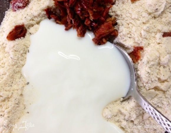 Затем добавим сцеженные томаты и йогурт(кефир). Перемешаем.