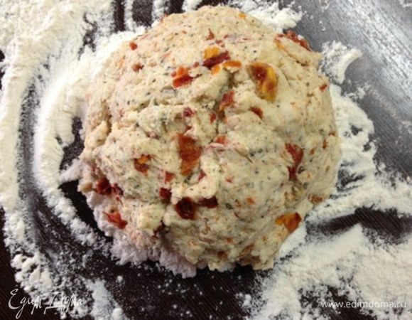 Выложим тесто на присыпанную мукой поверхность и замесим, при необходимости подсыпая муку. Долго не вымешиваем!! Тесто должно быть мягким, очень податливым и нелипким.