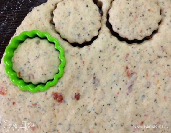 Раскатаем тесто толщиной где-то 1 см и вырежем формочками печенья. Если хотите более тонкие  и хрустящие печенья, то нужно раскатывать см 0,3-0,5.