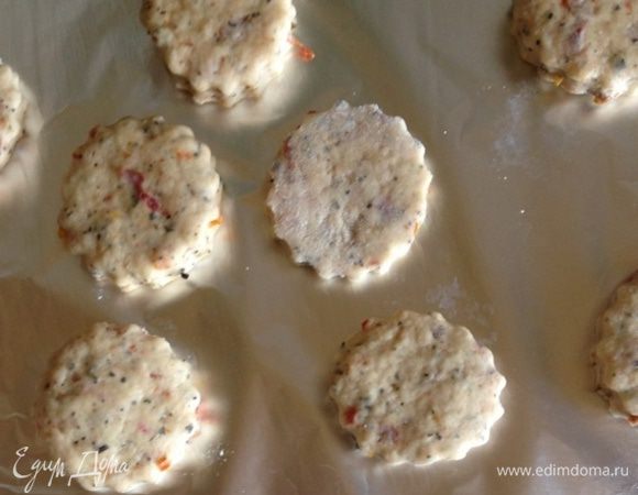 Выложим печенья на застеленный бумагой противень и отправим в духовку минут на 12. Если печенья тоньше, то время сократите.