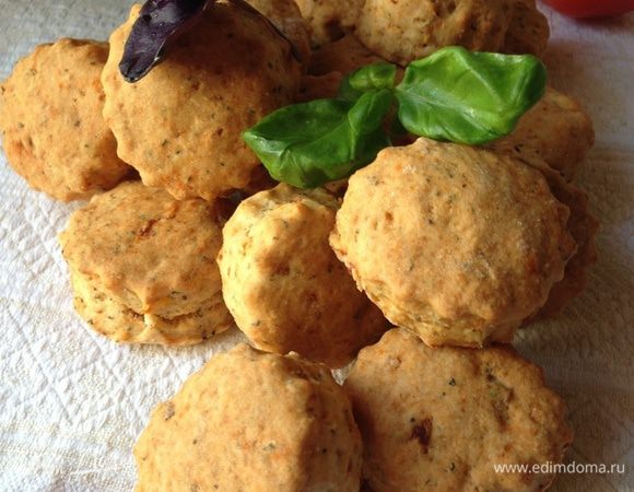 Печенья румяные, вкусные, мягкие, ароматные и универсальные!!!
Как я уже писала, их неплохо сделать бОльшего размера в виде сконов и чем-нибудь начинить!!! А можно просто с маслицем!!!
Угощайтесь!