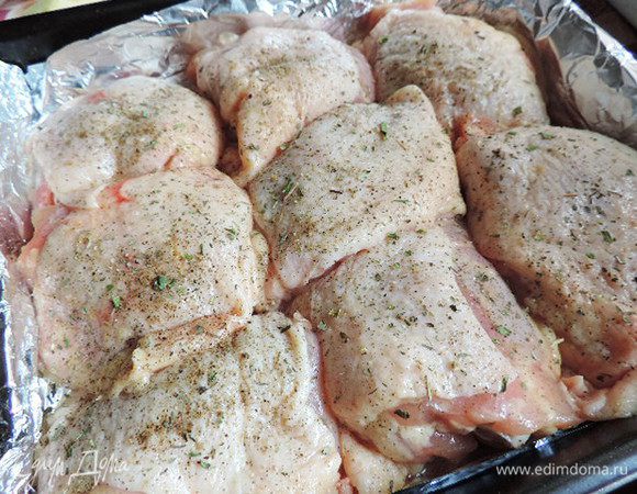 Займемся окорочками. Равномерно посолим их со всех сторон и выложим в форму для запекания, смазанную растительным маслом. Я противень обычно дополнительно сначала выстилаю фольгой. Присыпаем окорочка сверху прованскими травами.