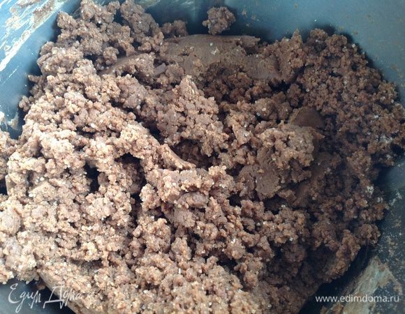 Смешать в комбайне все ингредиенты теста.