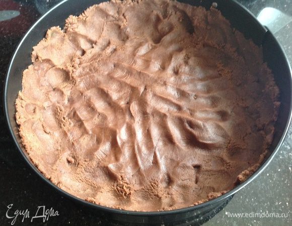 В разъемной форме для выпечки (диаметр 26 см) распределить тесто, края загнуть вверх на 2 см. Поставить в холодильник на 20 минут.