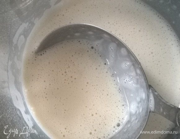 Вымешать тесто из муки, яиц, ванилина, молока и сливок. Дать ему постоять 20 минут.