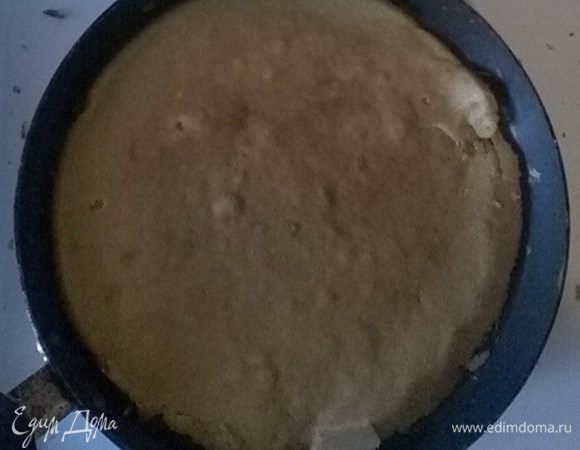 На топленом масле поджарить тонкие блинчики. Сложить стопкой и держать в тепле.