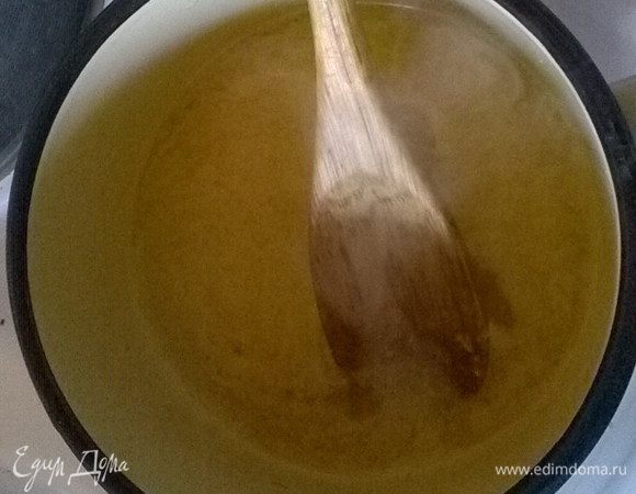 Приготовить соус. Для этого в сотейнике смешать сливочное масло, сахарную пудру, тертую цедру и сок апельсинов, довести до кипения.