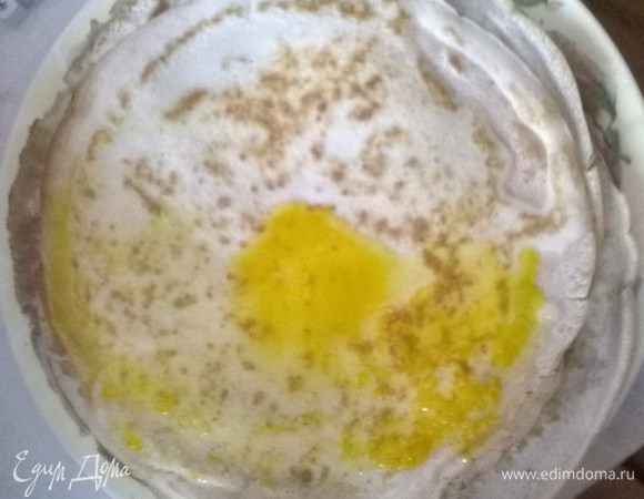 Полить каждый блинчик соусом с одной стороны, свернуть сначала пополам, потом конусом (соус должен быть внутри). Разложить блинчики на сковороде плотно, один к другому. Поставить сковороду на огонь.