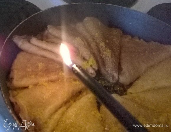 Ликер смешать с коньяком(бренди), смесью полить блинчики. Дать алкоголю нагреться, двигая сковороду, чтобы он равномерно распределился. Поджечь. Когда пламя погаснет, снять сковороду с огня.