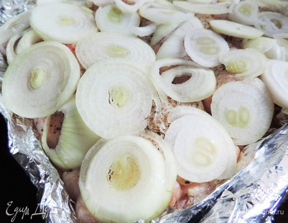 Выкладываем сверху нарезанный кольцами лук. я беру луковицы среднего размера. Лук сверху немного солим. Совсем чуть-чуть!