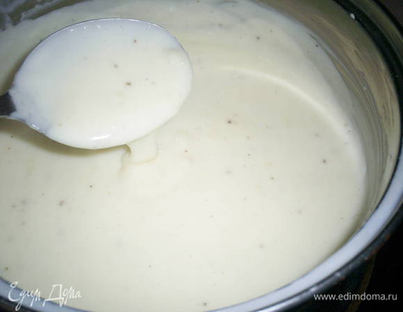 
Снимаем сотейник с огня и порциями добавляем к мучной смеси молоко, каждый раз тщательно размешивая до полной однородности массы. 
Возвращаем смесь на медленный огонь и постоянно помешивая, доводим ее до загустения. Добавляем натертый на терке сыр (50г) и мускатный орех по вкусу. Солим по вкусу, когда сыр полностью расплавится.