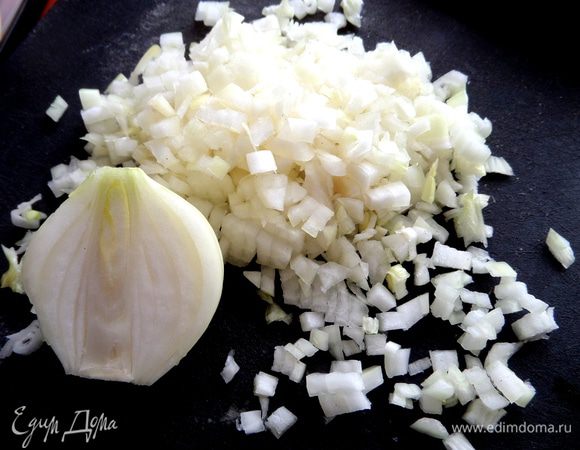 Начнём с обжарки лука. Сначала измельчим его.