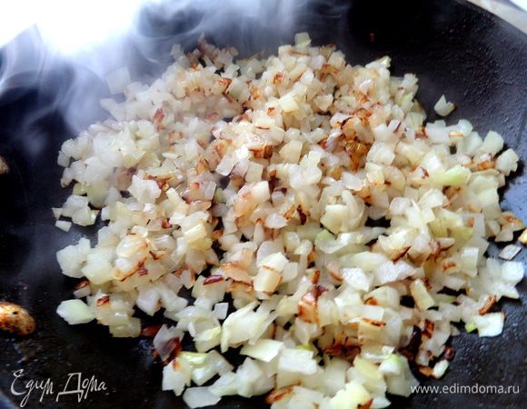 Обжарить в масле... К луку я ещё добавила пару ложек натёртого сельдерея, но это от меня, для аромата!