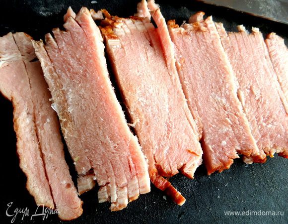 Ветчину в это время нарежем соломкой...