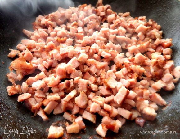 Убираем лук в отдельную миску, а на его место высыпаем мясо, обжариваем тоже.