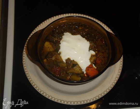 Лук чистим и режем кубиком, добавляем в разогретую кастрюлю и обжариваем. Потом добавляем красный молотый перец чили, кориандр молотый, семена фенхеля молотые и семена горчицы. Хорошо перемешиваем.