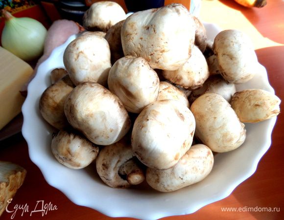 Грибы моем и даём стечь.