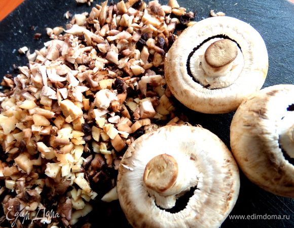 Чистые сухие грибы измельчаем тоже.