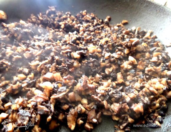 Ветчину вынимаем, а на её место выкладываем грибы и немного обжариваем.