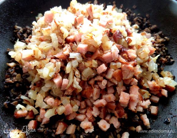 Обжарив, соединяем в сковороде все три компонента!